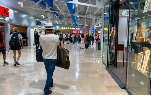 Tiendas y restaurantes en el pasillo superior de salidas del Aeropuerto de Puerto Vallarta