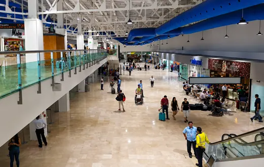 Vista desde el área de escaleras eléctricas del segundo piso hacia el pasillo superior de salidas en el Aeropuerto de Puerto Vallarta