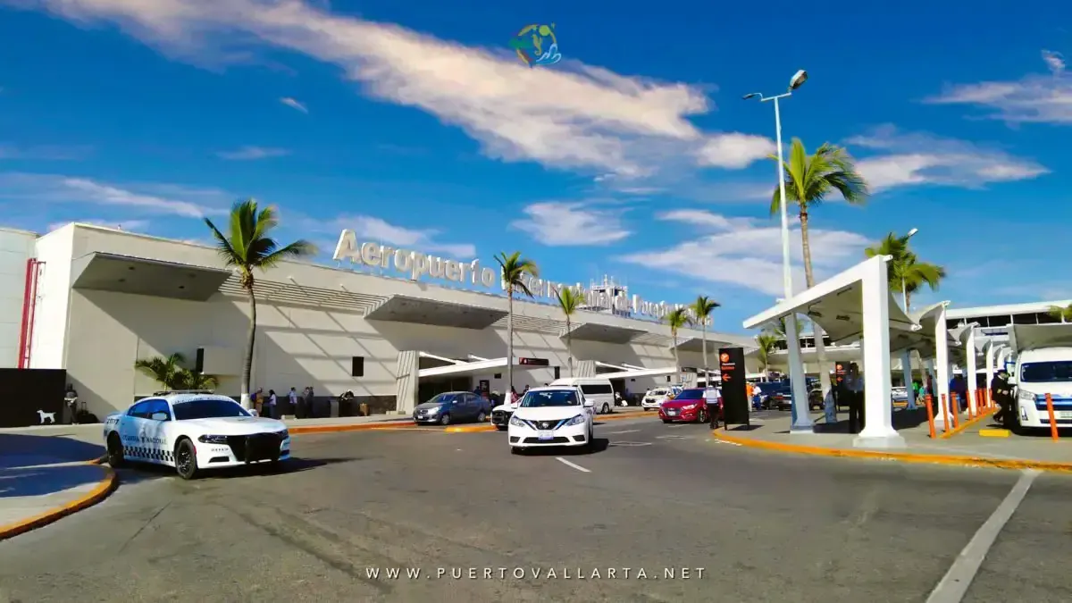 Exterior de la terminal del Aeropuerto de Puerto Vallarta para la guía de PVR