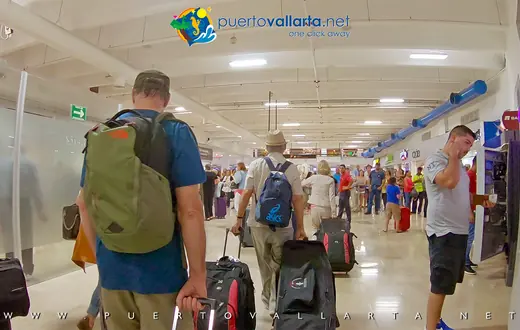 Salida hacia el vestíbulo público después de pasar el pasillo de ventas y el de renta de carros del Aeropuerto de Puerto Vallarta