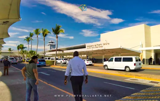Banqueta de llegadas y zona de traslados de la terminal del Aeropuerto de Puerto Vallarta