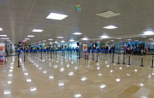 Entrada a migración para llegadas internacionales en el Aeropuerto de Puerto Vallarta